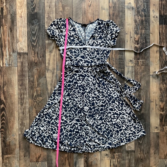 BCBGMaxazria Womens Wrap Dress Size XS Floral Navy White Short Sleeve - Picture 6 of 6